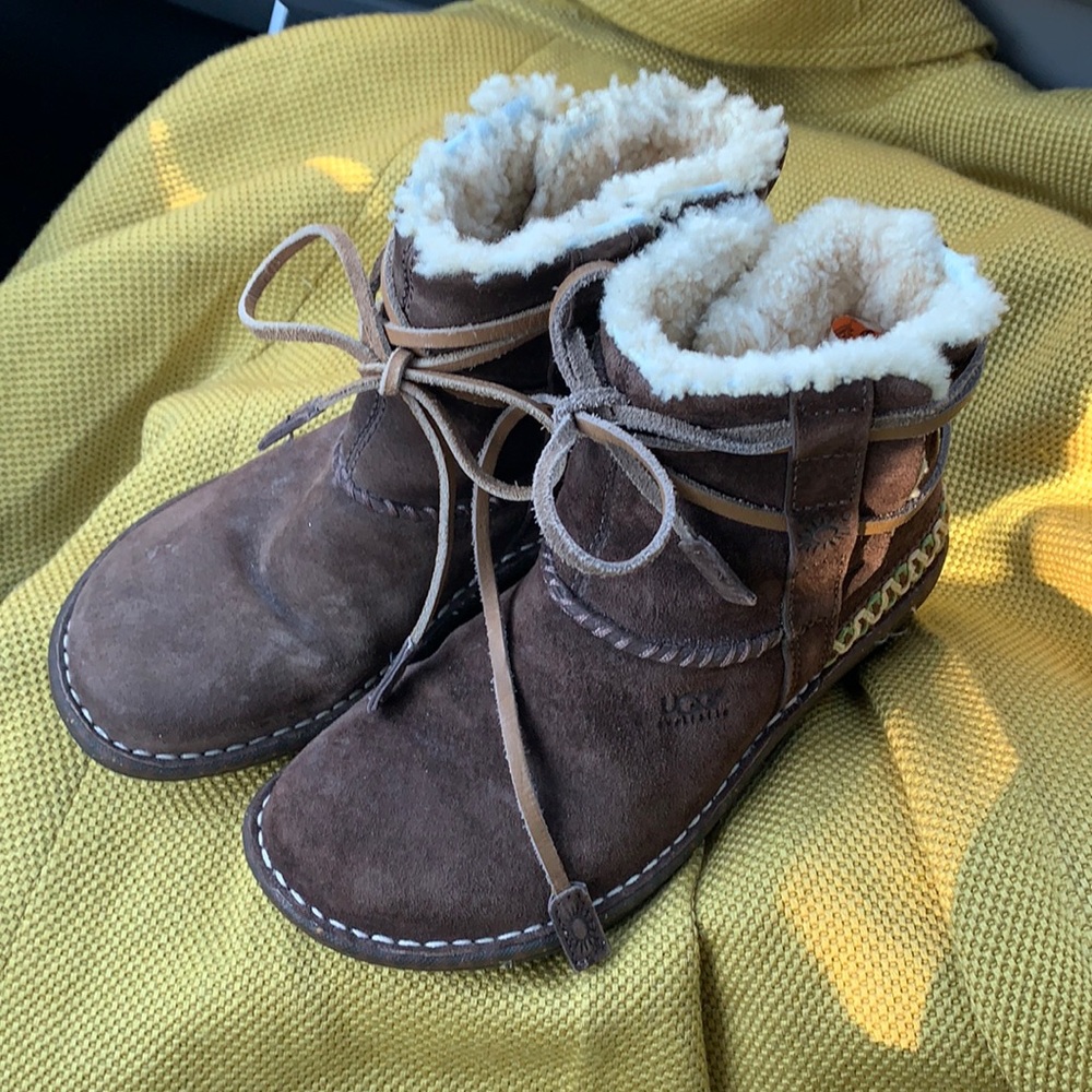 UGGS  Boots    Size 6  brown/ sherpa lining